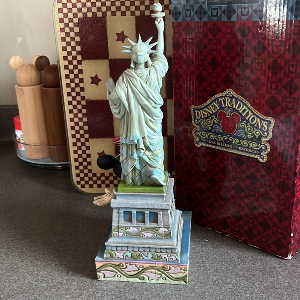 Jim Shore and Enesco Disney Traditions “Liberty and Justice for All”. - Picture 3 of 5